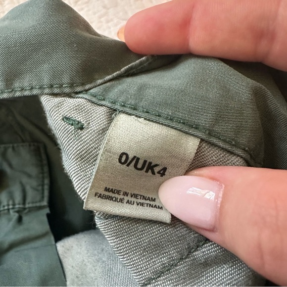 BDG Army Green Wide Leg Cargo Pants
Low rise. Size 0. - Picture 9 of 9